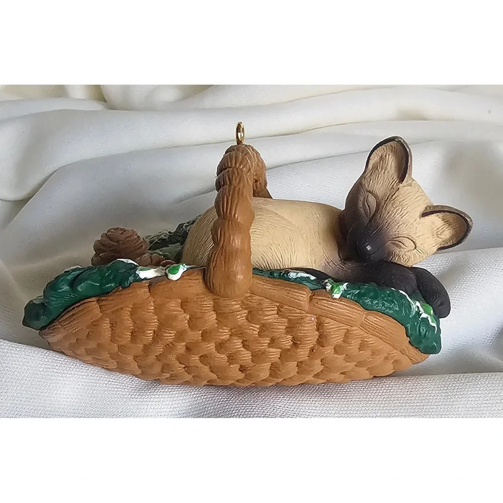 Vintage 1996 Hallmark Keepsake Siamese Cat in Basket Christmas Ornament